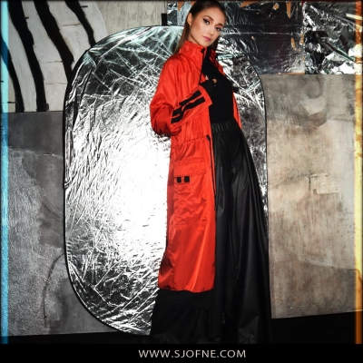 polski projektant mody Sylwia Macioła pokaz  mody szerokie spodnie pomarańczowy płaszcz